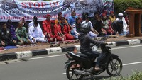 Saat salat Jumat dimulai nampak para pengendara tetap melintas di jalur lambat jalan Rasuna Said, Jakarta.