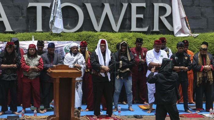 Gelar Aksi di Kedubes India, Massa PA 212 Salat Jumat di Trotoar Sejumlah massa aksi melakukan salat Jumat di trotoar Kedutaan Besar India, Jakarta, Jumat (25/2/2022). Sebelumnya mereka melakukan aksi terkait kekerasan terhadap muslim di India.