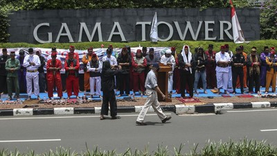 Gelar Aksi di Kedubes India, Massa Salat Jumat di Trotoar