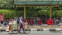 Usai melakukan salat Jumat massa aksi membubarkan diri.