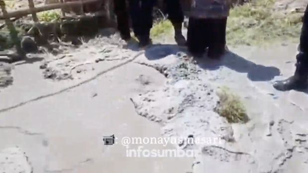 Gempa besar yang mengguncang Kabupaten Pasaman Barat pada Jum'at (25/2/2022) mengakibatkan meluapnya lumpur dari sumber air panas di Jorong Padang Baru, Nagari Ganggo Hilia, Kec. Bonjol, Kabupaten Pasaman. (Tangkapan layar ig infosumbar)