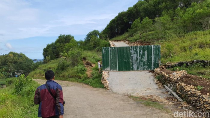 Jalan cor blok kawasan Pantai Watu Kodok Gunungkidul yang ditutup pagar Keraton Jogja, Jumat (25/2/2022).