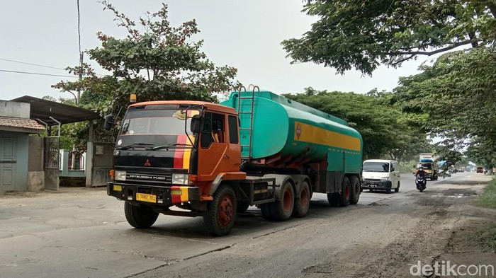 Jalan Pantura Pati-Rembang rusak parah banyak lubang, Jumat (25/2/2022).
