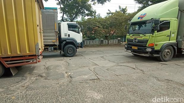 Jalan Pantura Pati-Rembang rusak parah banyak lubang, Jumat (25/2/2022).