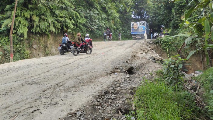 Jalan Raya Sampay-Cileles rusak akibat pergerakan tanah di Kecamatan Cikulur, Kabupaten Lebak, Provinsi Banten. (Foto: Fathul Rizkoh/detikcom)