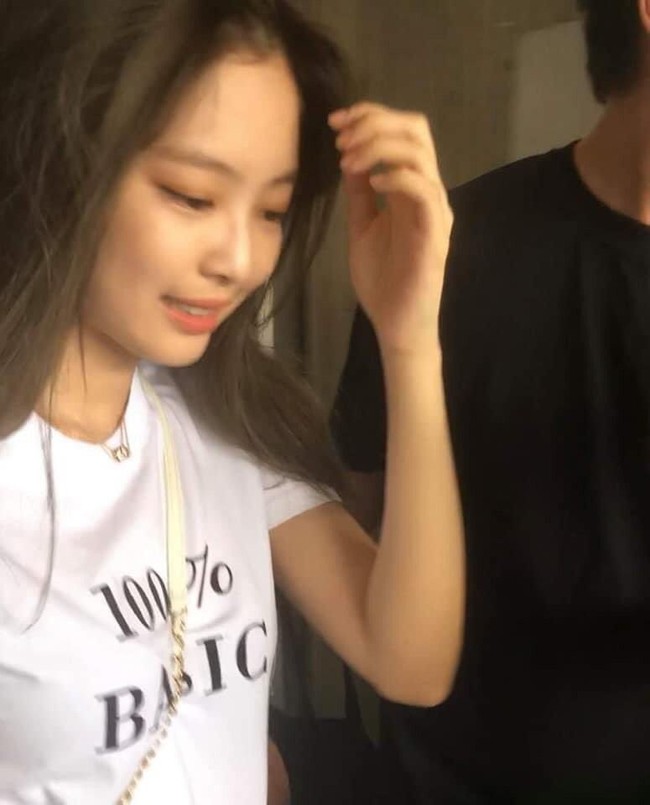 Rapper grup BLACKPINK itu mewarisi kecantikan ibunya. Dia beberapa kali mengunggah momen bersama sang ibu di Instagram. Foto: dok. Twitter