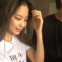 Rapper grup BLACKPINK itu mewarisi kecantikan ibunya. Dia beberapa kali mengunggah momen bersama sang ibu di Instagram. Foto: dok. Twitter