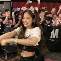 Pelantun lagu ‘SOLO’ itu terlihat menggemaskan saat menyapa penggemar di belakang panggung. Pinggang rampingnya juga membuat penggemar salah fokus. Foto: dok. Twitter