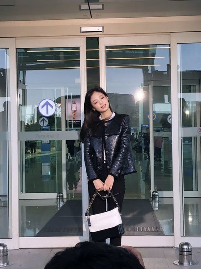Salah seorang penggemar juga berpapasan dengan Jennie BLACKPINK di bandara. Idol kelahiran 1996 itu terlihat cantik alami saat dilihat secara langsung. Foto: dok. Twitter