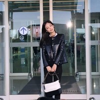 Salah seorang penggemar juga berpapasan dengan Jennie BLACKPINK di bandara. Idol kelahiran 1996 itu terlihat cantik alami saat dilihat secara langsung. Foto: dok. Twitter