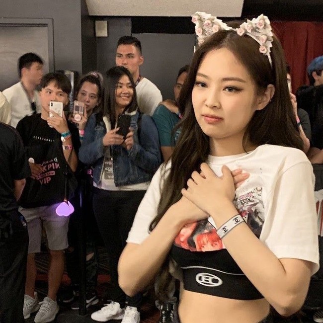 Dia juga tampak terharu saat mendengar cerita salah seorang penggemar. Foto: dok. Twitter