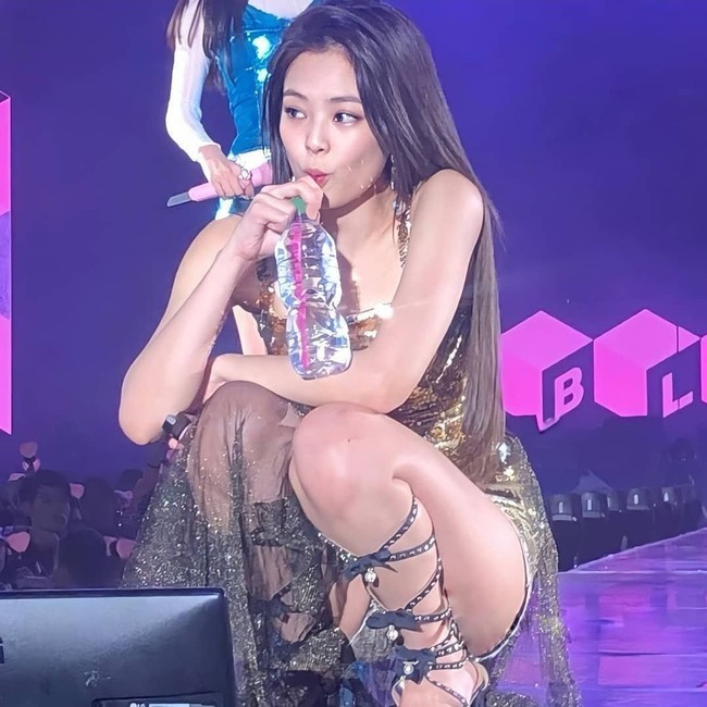 Penggemar kerap mengabadikan momen saat menonton konser BLACKPINK. Salah satunya momen Jennie mengambil jeda untuk minum. Ini penampilannya dari jarak dekat. Foto: dok. Twitter
