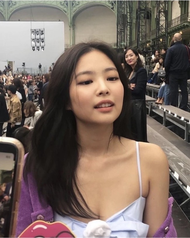 Pada 2019, Jennie BLACKPINK mewakili Channel saat menghadiri gelaran Paris Fashion Week. Dia mencuri perhatian publik dengan gaya kasual. Foto: dok. Twitter