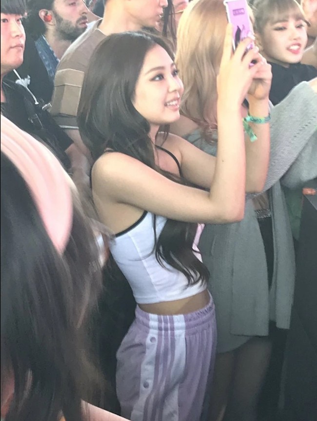 Beredar pula potret Jennie BLACKPINK di tengah penonton Coachella. BLACKPINK menjadi grup KPop pertama yang tampil di acara festival musik tersebut. Foto: dok. Twitter