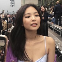 Pada 2019, Jennie BLACKPINK mewakili Channel saat menghadiri gelaran Paris Fashion Week. Dia mencuri perhatian publik dengan gaya kasual. Foto: dok. Twitter