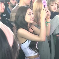 Beredar pula potret Jennie BLACKPINK di tengah penonton Coachella. BLACKPINK menjadi grup KPop pertama yang tampil di acara festival musik tersebut. Foto: dok. Twitter