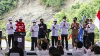 Presiden RI Joko Widodo, Menteri ESDM Arifin Tasrif Menteri BUMN Erick Thohir, Dewan Penasehat Kalla Group Jusuf Kalla, Direktur Utama PLN Darmawan Prasodjo saat meresmikan pengoperasian Pembangkit Listrik Tenaga Air (PLTA) Poso di Poso, Sulawesi Tengah dan PLTA Malea di Tana Toraja, Sulawesi Selatan, Jumat (25/2/2022).