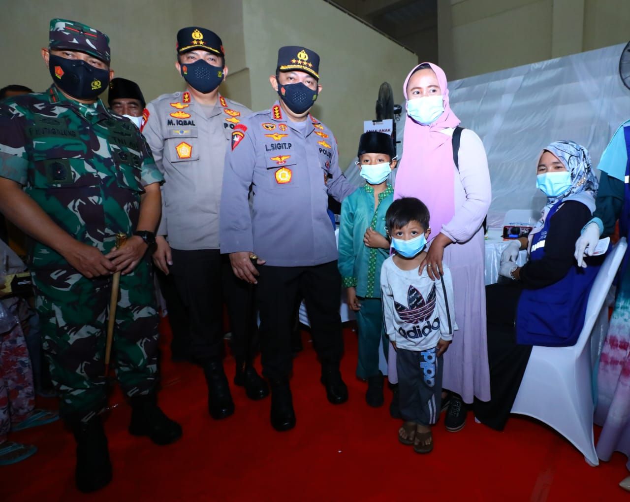 Kapolri Jenderal Listyo Sigit Prabowo meninjau akselerasi vaksinasi di Kabupaten Kampar, Riau.