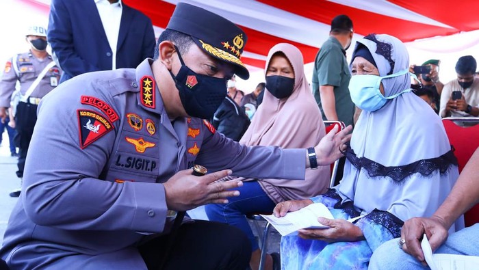 Kapolri Jenderal Listyo Sigit Prabowo meninjau akselerasi vaksinasi di Kabupaten Kampar, Riau.