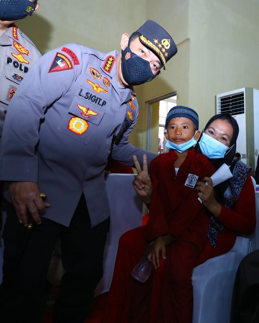 Kapolri Jenderal Listyo Sigit Prabowo meninjau akselerasi vaksinasi di Kabupaten Kampar, Riau.