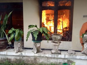 Rumah di Ngagel Jaya Tengah Surabaya Terbakar