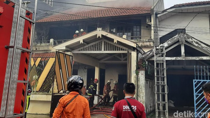 Kebakaran rumah di Surabaya