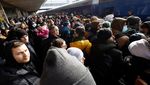 Keluar Kota Kyiv, Warga Ukraina Padati Stasiun Kereta