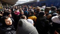 Ribuan orang berusaha naik kereta untuk keluar dari Kota Kyiv.