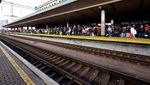 Keluar Kota Kyiv, Warga Ukraina Padati Stasiun Kereta