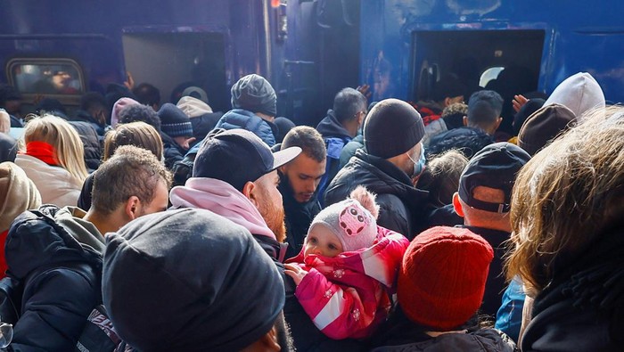 People wait to board an evacuation train from Kyiv to Lviv at Kyiv central train station, Ukraine, February 25, 2022. REUTERS/Umit Bektas