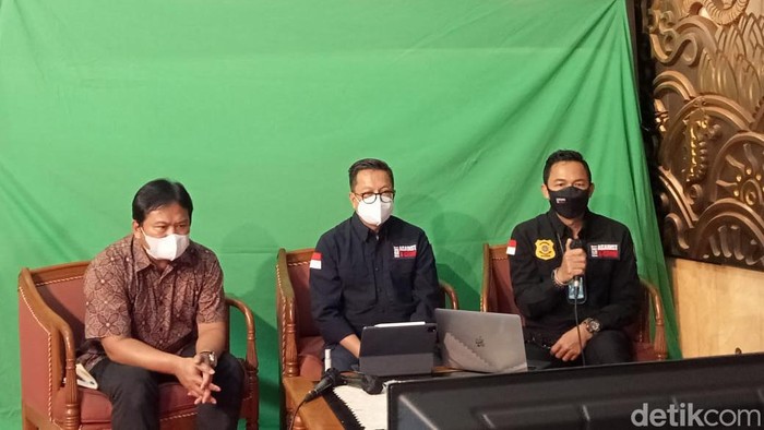 KLHK menyebut TPS ilegal di tepi kali CBL memicu terjadinya banjir dan mencemari sungai (Anggi M/detikcom)