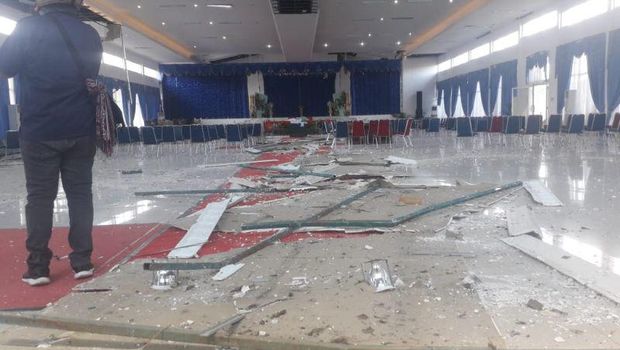 Kondisi ruang pertemuan Balerong di kediaman Bupati Pasaman Barat yang mengalami kerusakan akibat gempa. ANTARA/Altas Maulana)