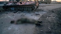 Seorang tentara tanpa lencana yang diklaim militer Ukraina sebagai prajurit Rusia tewas dalam pertempuran dan tergeletak di sebuah jalan di luar kota Kharkiv, Ukraina, 24 Februari 2022. REUTERS/Maksim Levin.