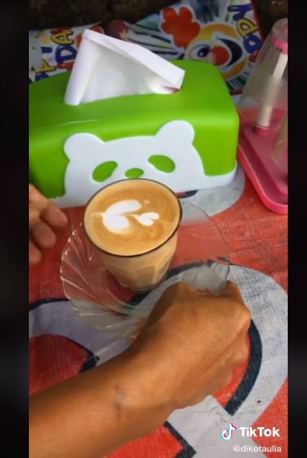 Latte art di warung nasi uduk