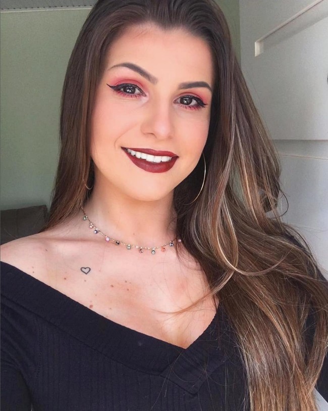 Lidia Luiza merupakan influencer sekaligus bintang TikTok dengan 152 ribu follower. Ia bercerita pernah diminta pura-pura jadi wanita penggoda untuk menguji kesetiaan pasangan. Foto: Instagram/@lidiabertoncello