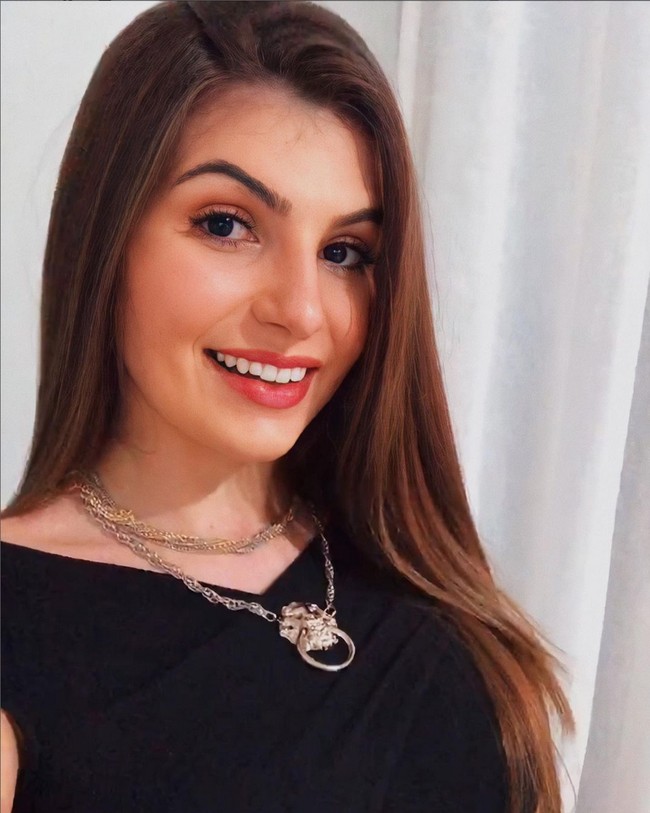 Selain sebagai influencer, Lidia memang melayani permintaan sebagai penggoda bayaran untuk para wanita yang curiga dengan kesetiaan pasangannya. Foto: Instagram/@lidiabertoncello