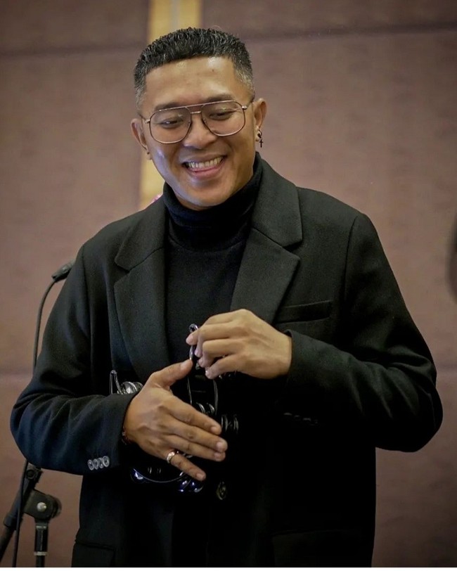 Jadi juara AFI musim 3, begini penampilan Putu Sutha saat ini. Saat ini Putu lebih memilih untuk tinggal di Bali dan bergabung dalam sebuah grup musik bernama KHE. Tak hanya itu saja, Putu juga berkarier sebagai sutradara video musik. Foto: Instagram