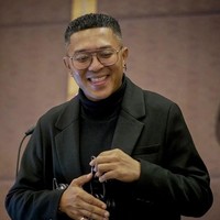 Jadi juara AFI musim 3, begini penampilan Putu Sutha saat ini. Saat ini Putu lebih memilih untuk tinggal di Bali dan bergabung dalam sebuah grup musik bernama KHE. Tak hanya itu saja, Putu juga berkarier sebagai sutradara video musik. Foto: Instagram