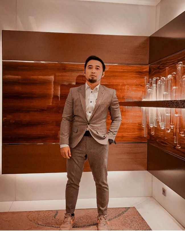 Terakhir ada Tri Widi yang menjadi pemenang AFI di tahun 2006. Usai keluar menjadi pemenang, Widi melanjutkan karier bernyanyinya dengan menjadi vokalis grup band Hello. Begini penampilan Widi saat ini. Foto: Instagram