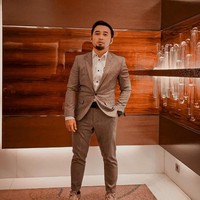 Terakhir ada Tri Widi yang menjadi pemenang AFI di tahun 2006. Usai keluar menjadi pemenang, Widi melanjutkan karier bernyanyinya dengan menjadi vokalis grup band Hello. Begini penampilan Widi saat ini. Foto: Instagram