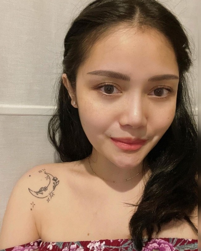 Begini penampilan Mawar AFI yang saat ini sudah memiliki 3 orang anak. Wanita yang lahir di tahun 1986 itu saat ini tengah kembali viral usai dirinya bercerai dari suami. Mawar membuat heboh usai mengungkap perselingkuhan suaminya dengan baby sitter. Foto: Instagram