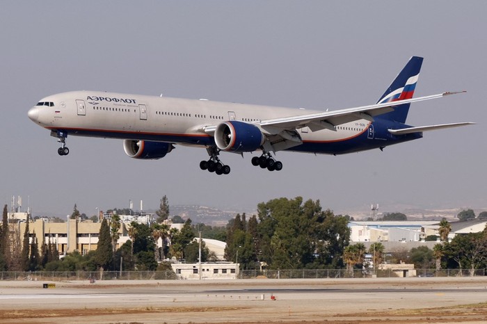This picture taken on August 3, 2020 shows an Aeroflot-Russian Airlines Boeing 777-3M0 landing at Israels Ben Gurion International Airport in Lod, east of Tel Aviv. (Photo by JACK GUEZ / AFP)