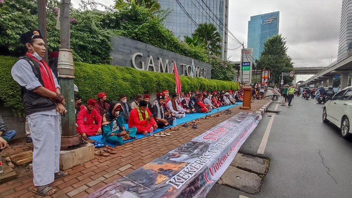 Massa Aksi 2502 tiba di depan Kedubes India. Mereka hendak melakukan unjur rasa membela umat muslim di India.