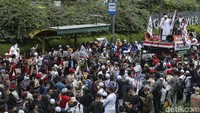 Sejumlah massa dari PA 212 menggelar aksi bela muslim India di depan Kedutaan Besar India, Jakarta, Jumat (25/2/2022).