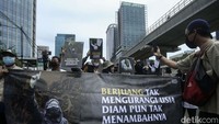 Massa nampak mulai berdatangan pada pukul 13.30 WIB.