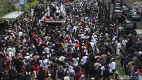 Kini jalur lambat di jalan Rasuna Said telah dipenuhi massa.