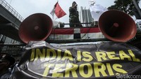Perwakilan demonstran berorasi.