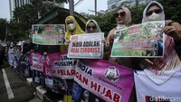 Aksi ini diikuti massa pria dan wanita.