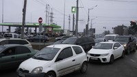 Padahal, pemerintah setempat mengimbau warga untuk tinggal di rumah masing-masing. Tapi, warga yang panik berbondong-bondong meninggalkan ibu kota dan menyerbu jalanan mencari kota-kota yang lebih aman. AP Photo/Efrem Lukatsky.