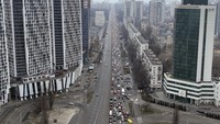 Bahkan, jalan utama keluar dari Kiev menuju perbatasan Polandia pun padat kendaraan. AP Photo/Emilio Morenatti.